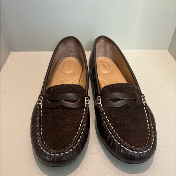 Lands' End Shoes - NWOT-Women’s Lands End slip on classic brown loafer - size 6 1/2